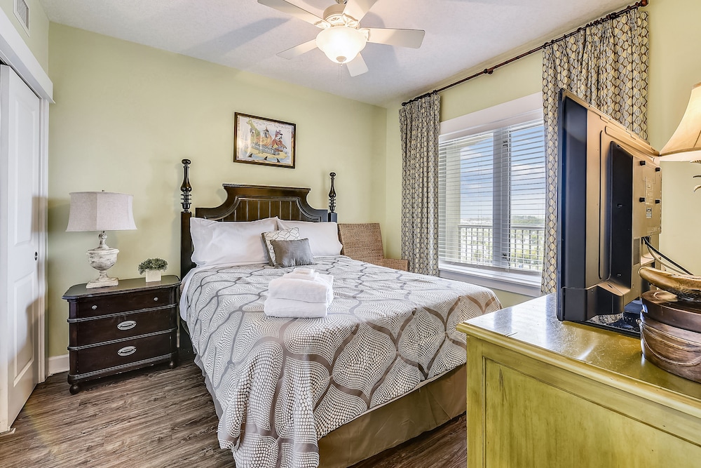 Grand Panama Beach Resort by Book That Condo