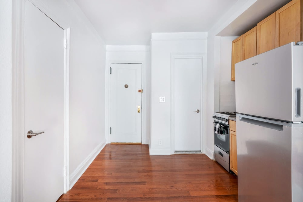 444-3d Brand New XL Studio Hell s Kitchen Elevator