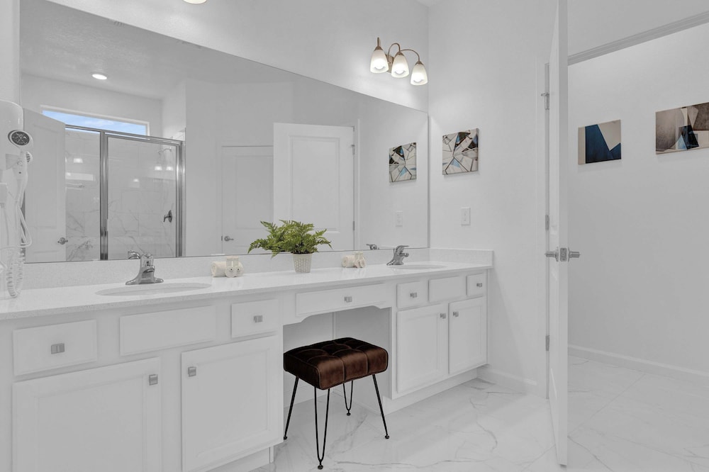 Upstay Epic 15br Mansion for Big Groups Near Parks