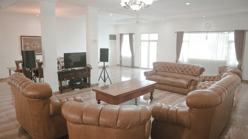 Aries Biru Hotel & Villa