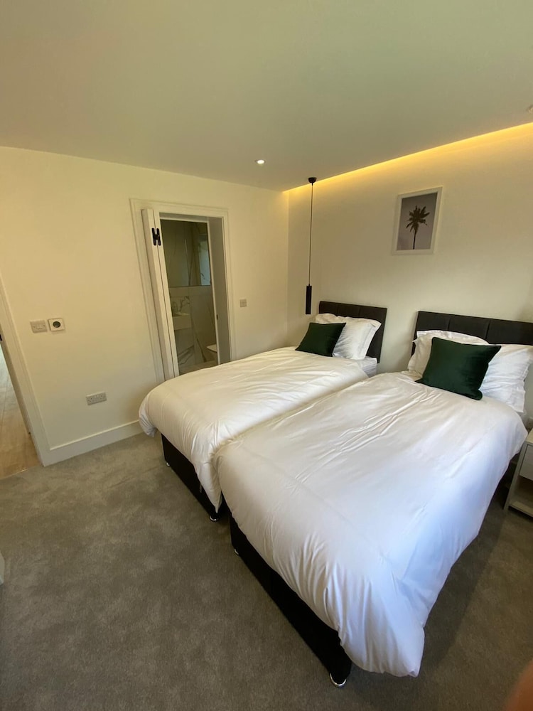 Stylish 2 Bed Flat with Parking view 2