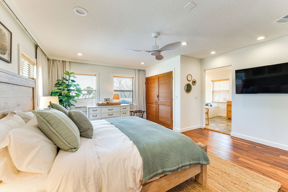 Walk to Gulf: Luxe Luau-themed Gem in Holmes Beach
