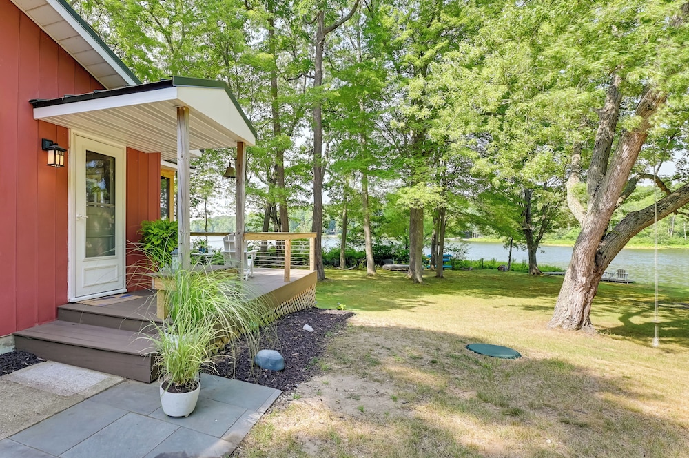 Waterfront Deck! Chic Lower Scott Lake Cottage