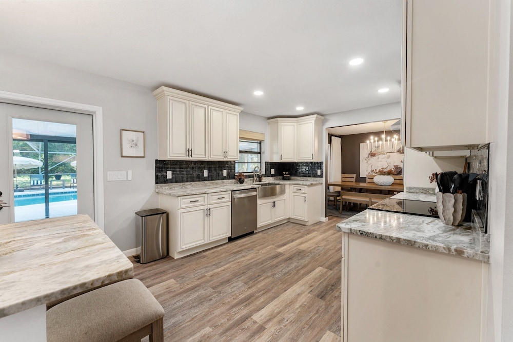 Designer Pet-friendly Retreat With Heated Pool 5 Bedroom Home