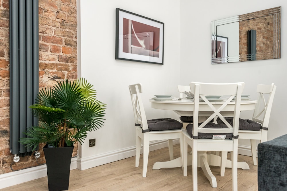 Stunning City Centre 2 Bedroom Apartments view 2