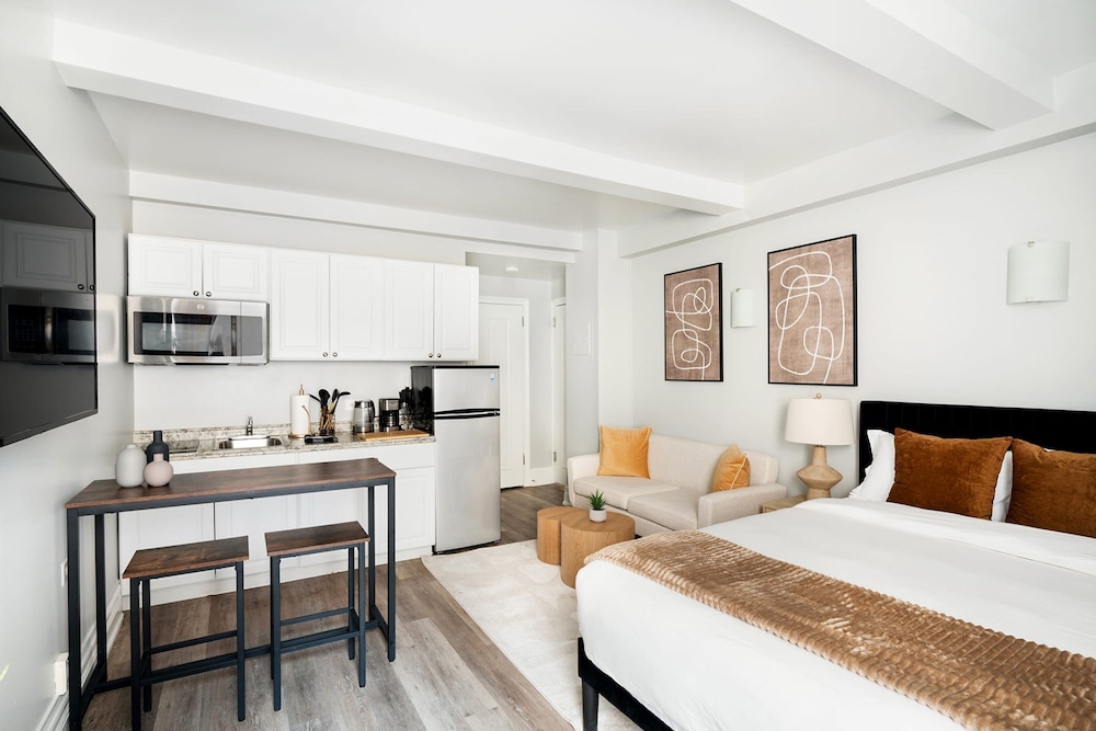 73-410 Luxury 24 DM New Studio UWS Gym Laundry
