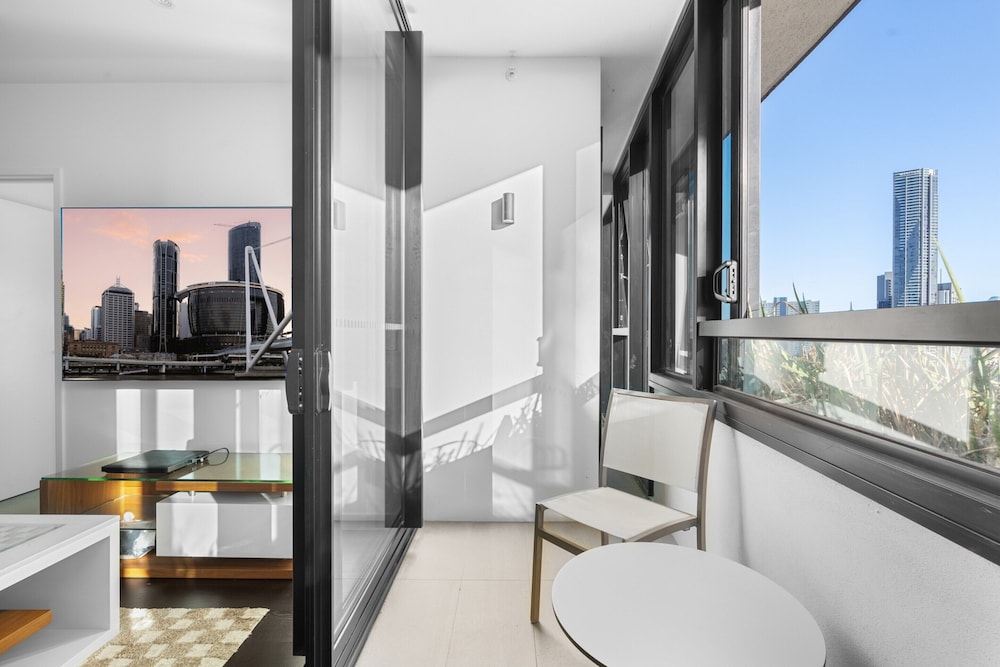 City Escape With Balcony & Resort-style Amenities