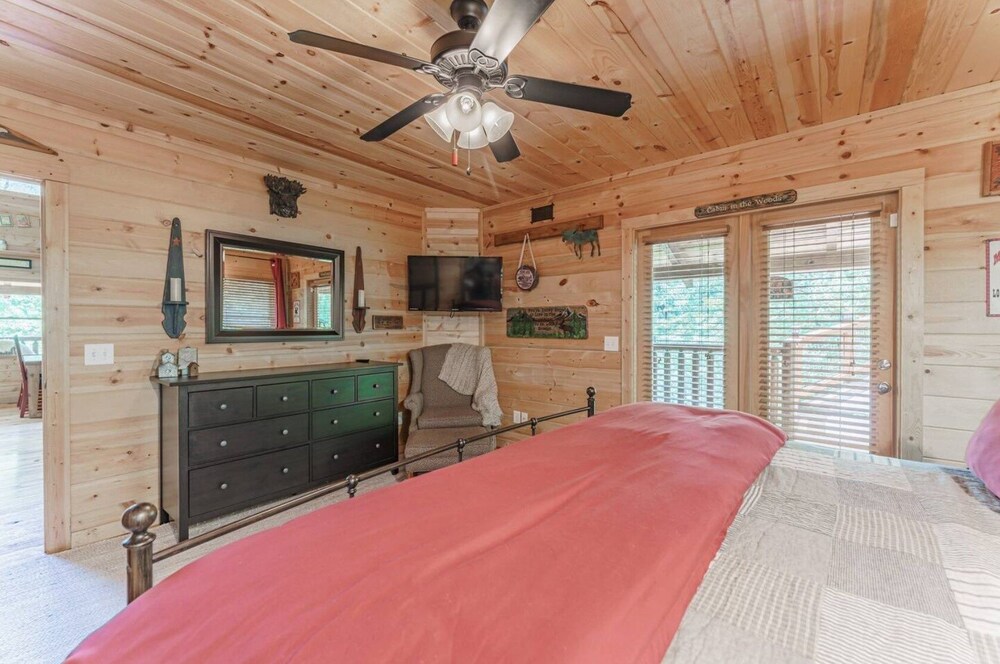 Powdermill Hill Cabin 3 Bedroom Cabin by RedAwning view 2