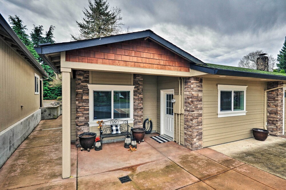 Cute & Cozy PDX Area Townhouse: 31 Mi to Mt. Hood! view 5