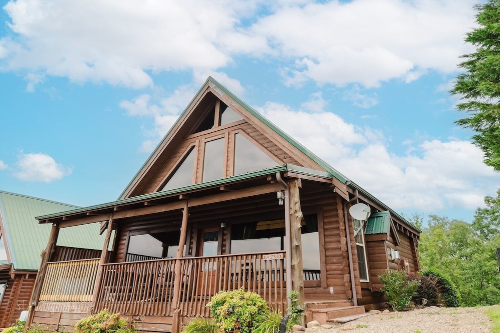 Graceful Awestruck Perfect Mountain Views with Pool Access by RedAwning