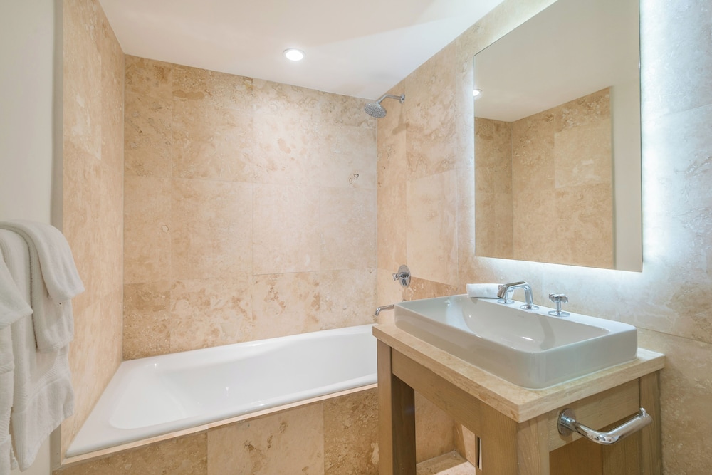 Luxury Vacation Rentals at 1 Hotel & Homes by LRMB