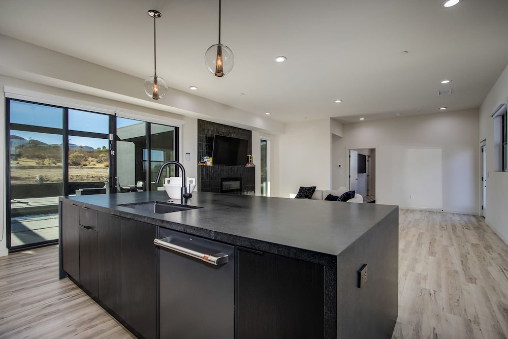 Luxe Modern Escape w Pool Hot Tub Firepit Desert View Lassen by Avantstay