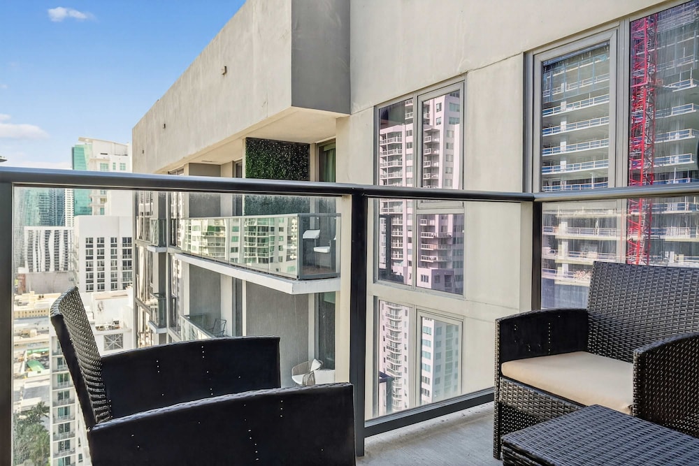 CBD Luxepad Penthouse Studio 1 King Bed Gorgeous Bay Views Pool Hottub Gym Restaurants
