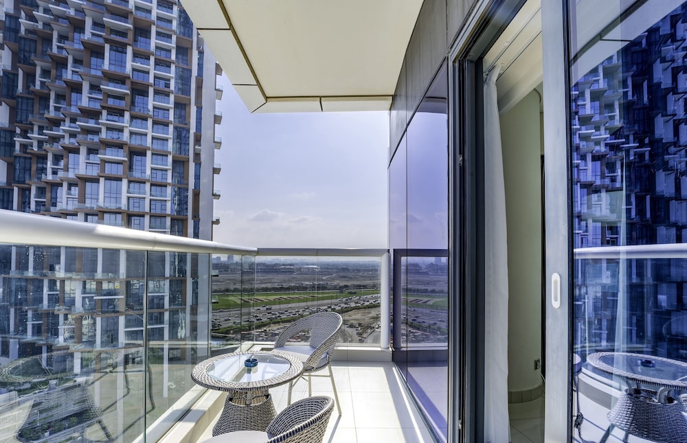 Glamorous 2BR in Damac Paramount Tower