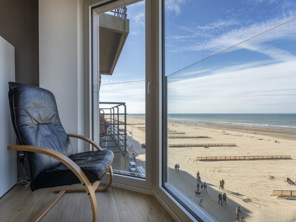 Cosy Renovated Flat on the Seafront