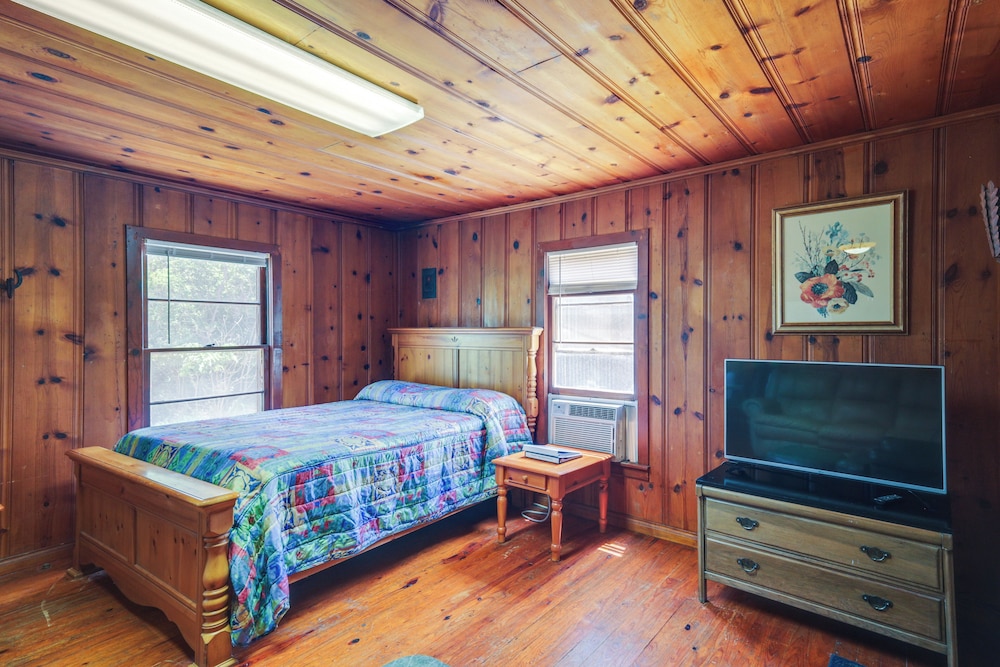 On-site Trails! Cozy Whitney Cottage 2 Mi to Lake
