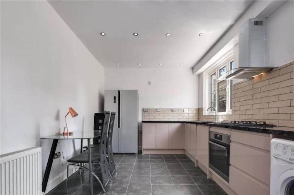 Room in Guest Room - Limehouse Townhomes With Modern Spacious Serviced Double Room photo 3
