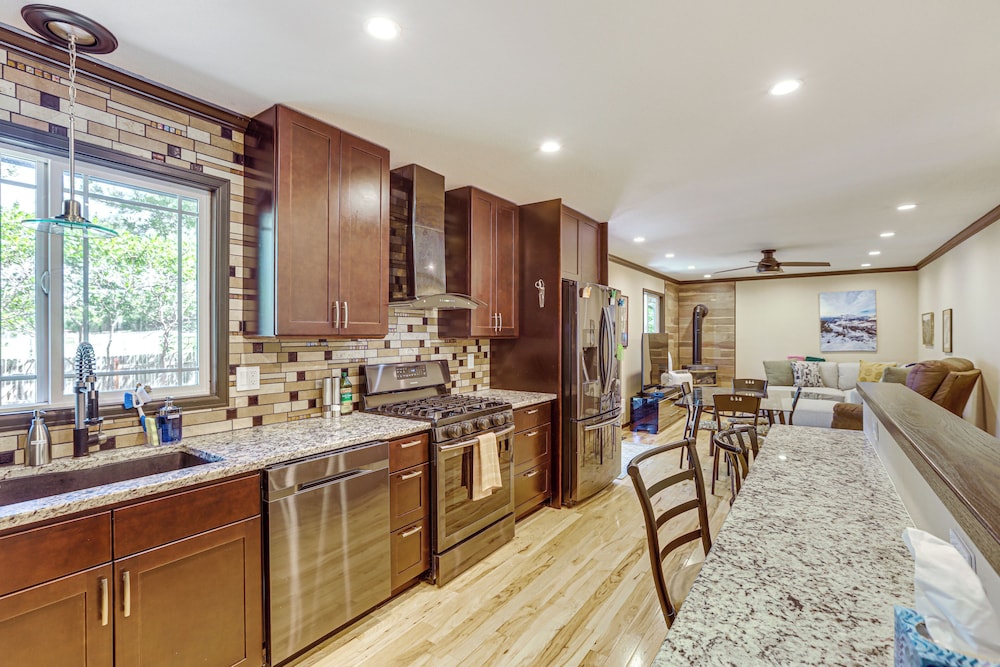 Pet-friendly Retreat w/ Fenced Yard in Aurora