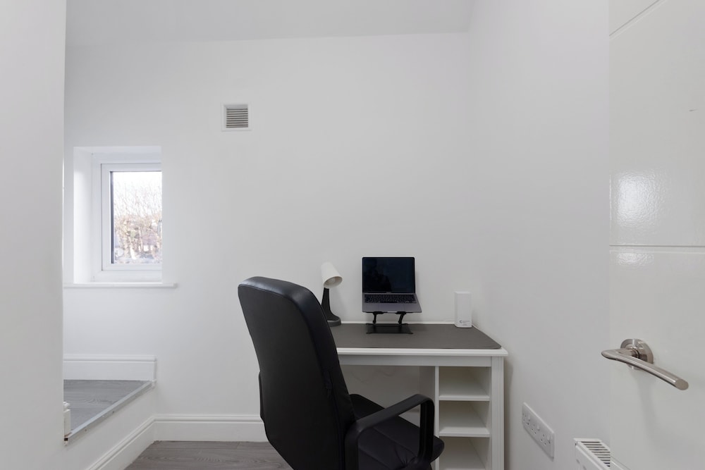 4 Bed - Sleeps 9 - Free Parking - 20 min Gatwick