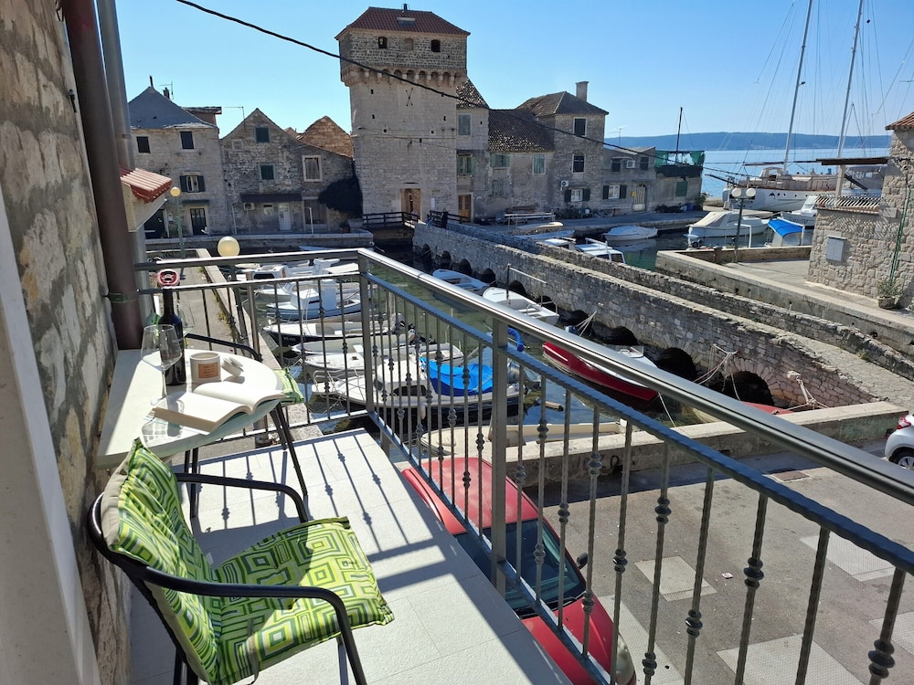 Apartments Kastilac with sea view
