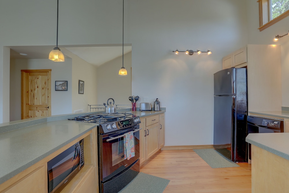 Hutson's Bridgeview **30 Day Minimum** 4 Bedroom Home by RedAwning