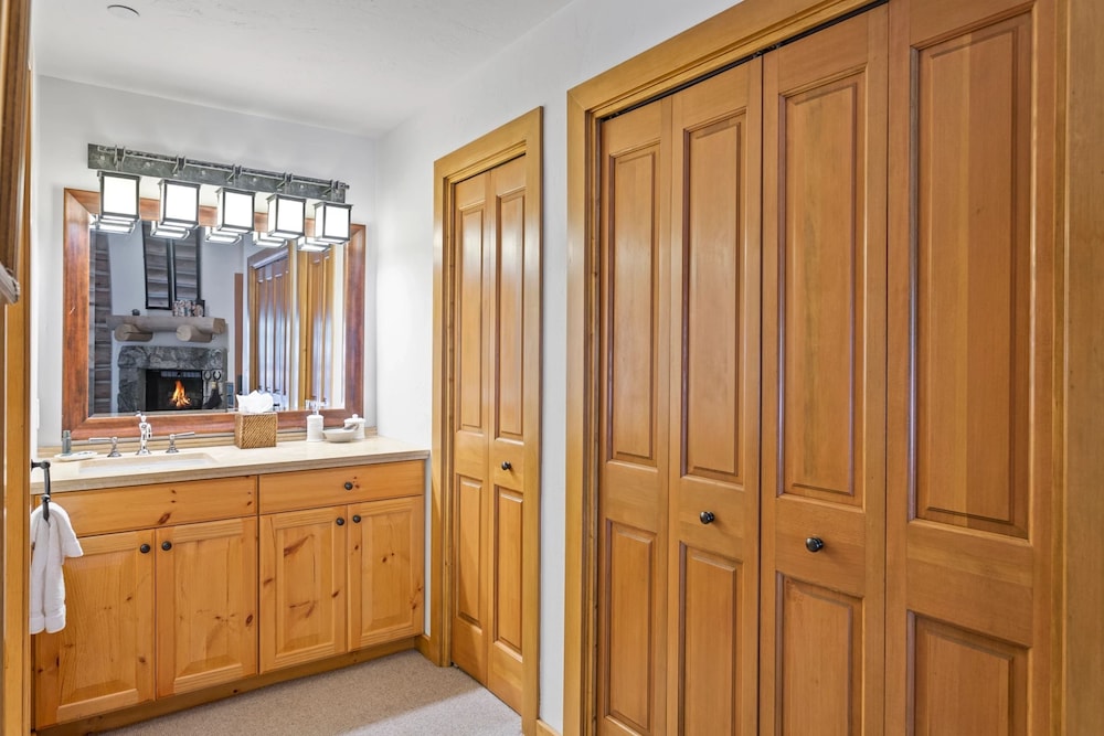 Pine Inn at Trail's End Lodge - Three Bedroom Residence with Spa #2 3 Condo