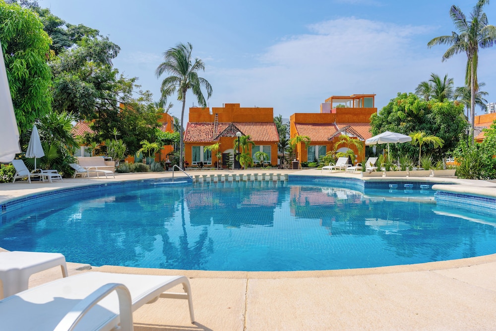 Family Condo with 3 BDR Pool & Hot tub