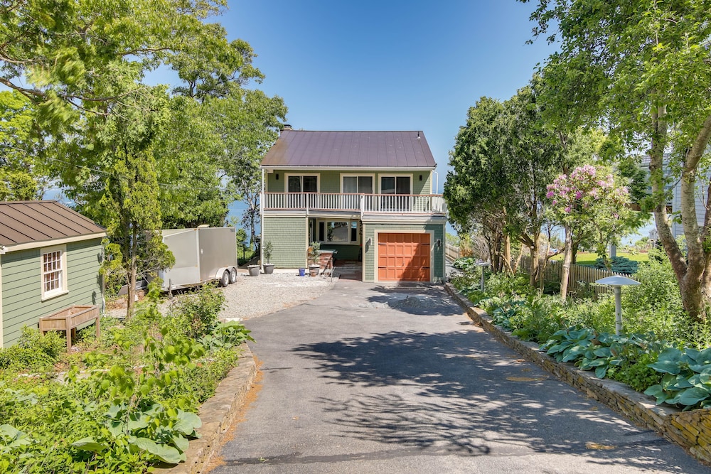 Bayfront Home w/ Deck - 4 Mi to Downtown Plymouth!
