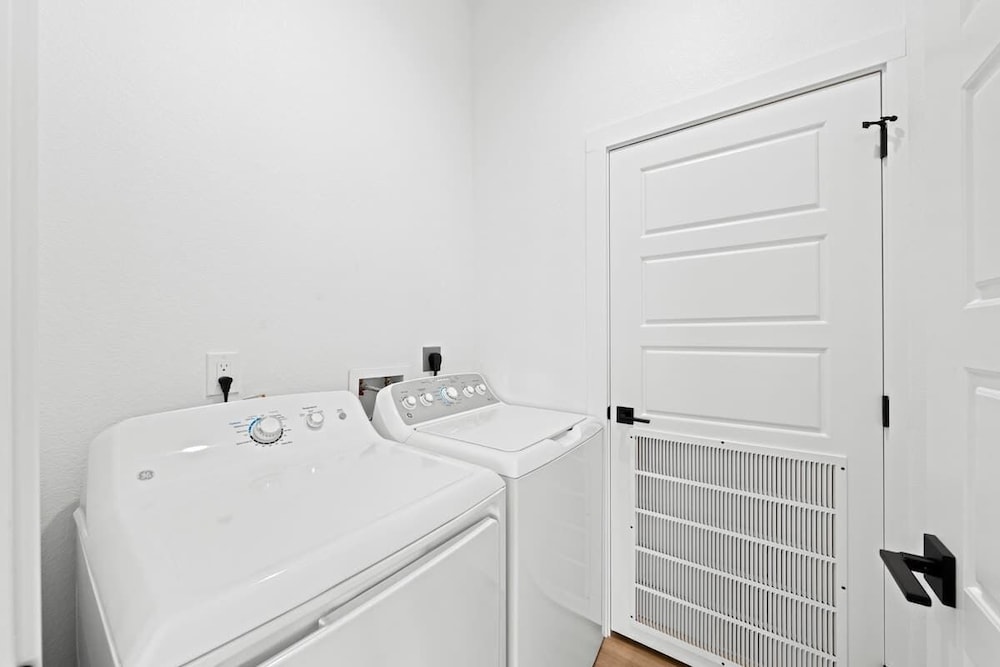 Hill Country Escape W/views Plus, Hot-tub and Pet Friendly!