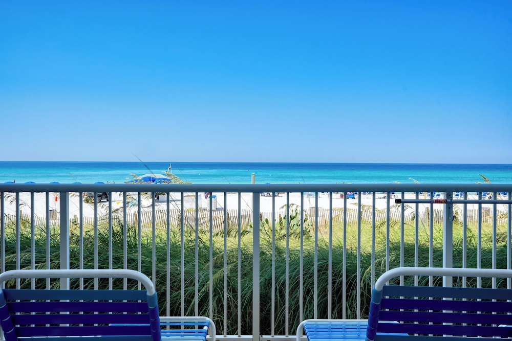 Shoreline Serenity by Avantstay Beachfront + Views!