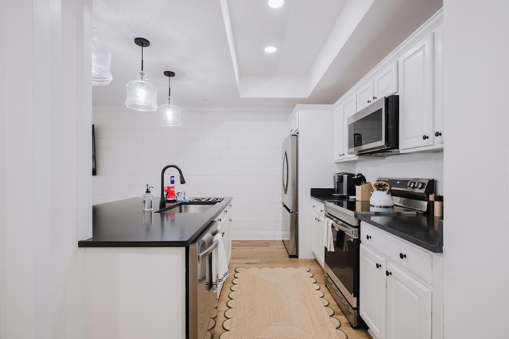 Lowcountry Landing! 3-story Townhouse in Old Town's Promenade