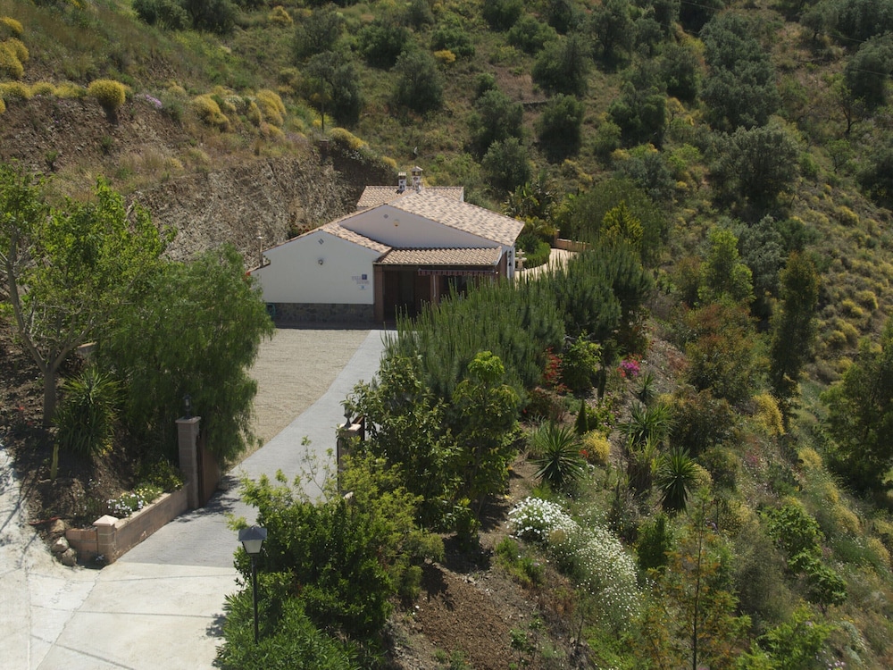 Luxury Villa in Sayalonga With Private Pool