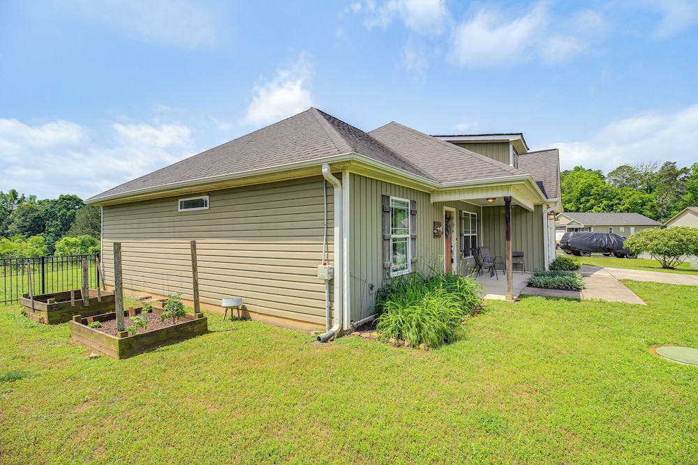 13 Mi to Chattanooga: Family Home w/ Backyard!