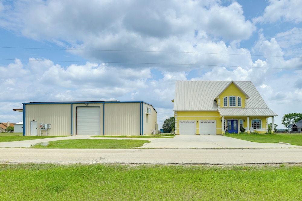 Aircraft Tours! Fly-in Hangar Apt in New Waverly
