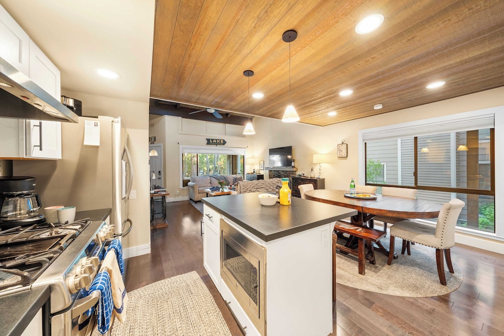 Near Ski, Beach, & Hiking Trails + Clubhouse Pool & Hot Tub Access Juanita Blue by Avantstay