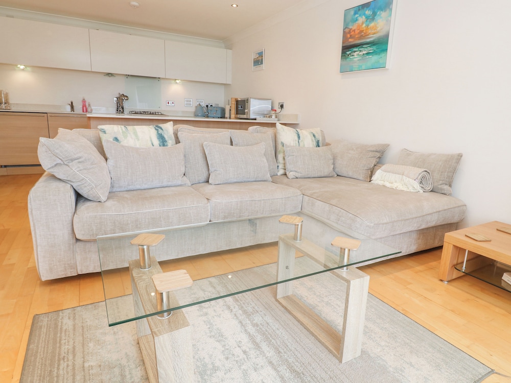 9 Headland Point