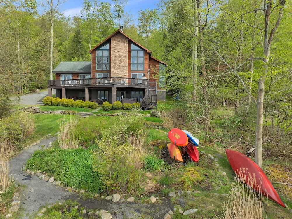 Lakefront Dock Hottub Pooltable Kayaks 75 TV