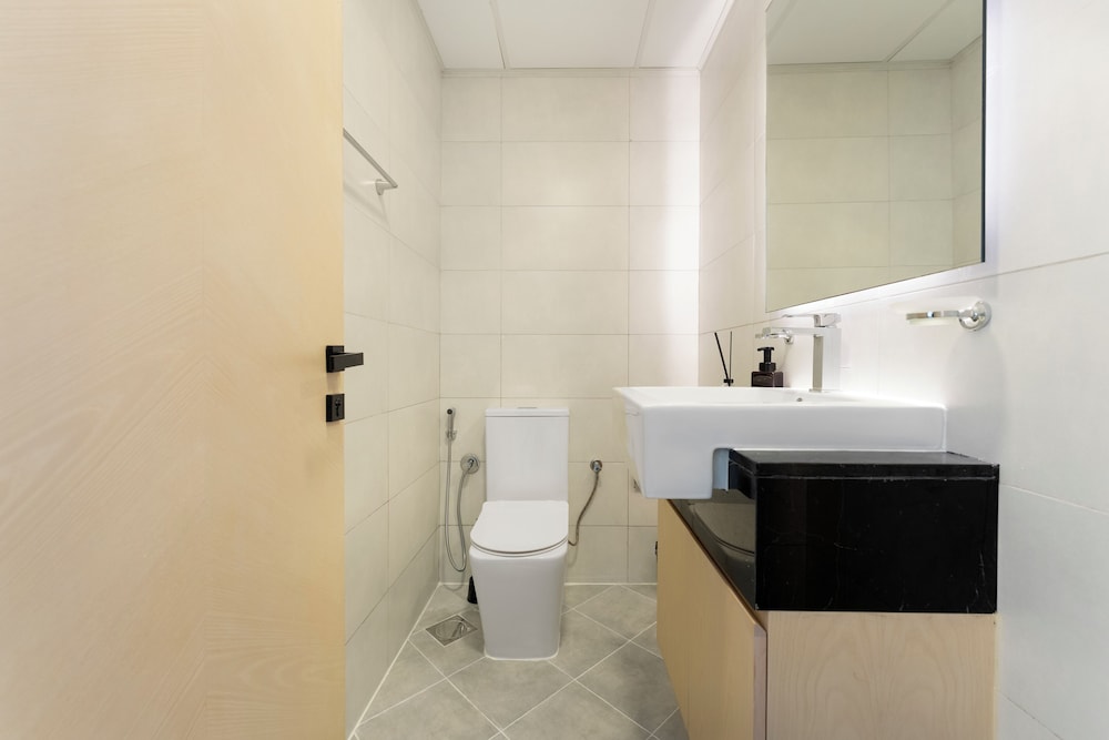 Modern 1BR with Pool and Gym Al Jaddaf