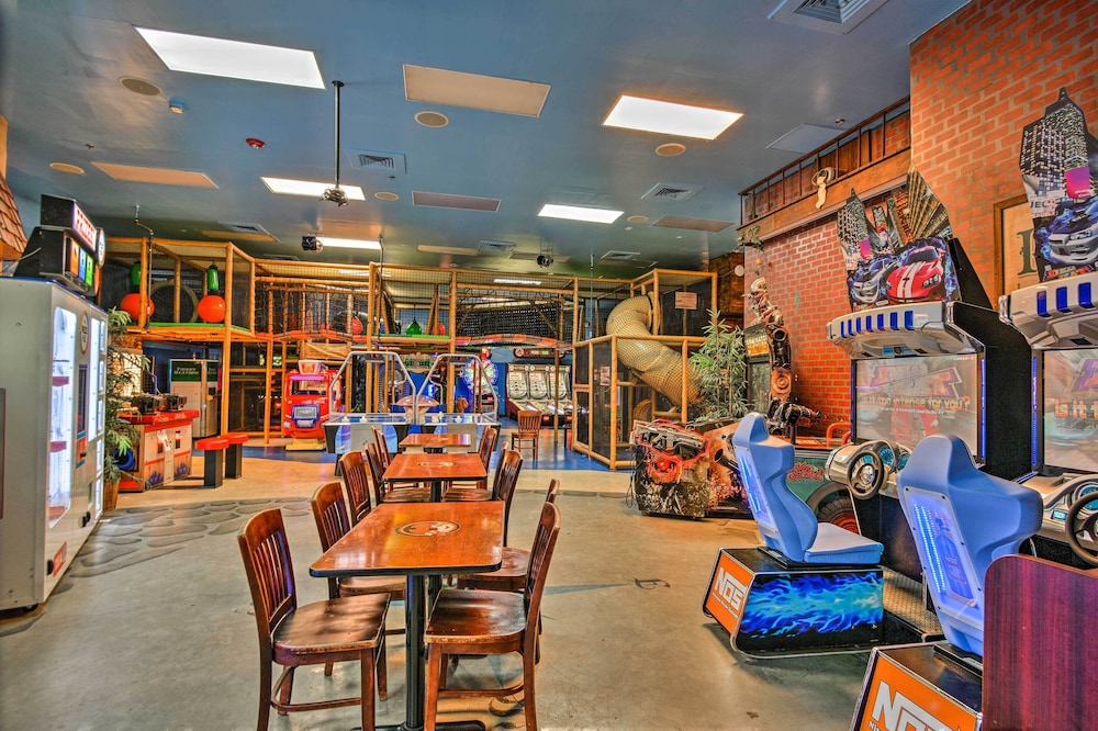 9 Mi to Disney: Spacious Resort Home w/ Lazy River