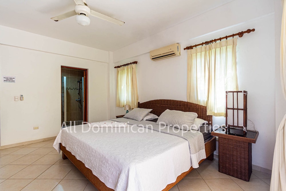 Alicia Beach, Hispaniola Sol, Great Location - no car Needed!