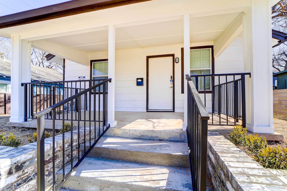 Convenient Tulsa Home - 2 Mi to Downtown! view 2