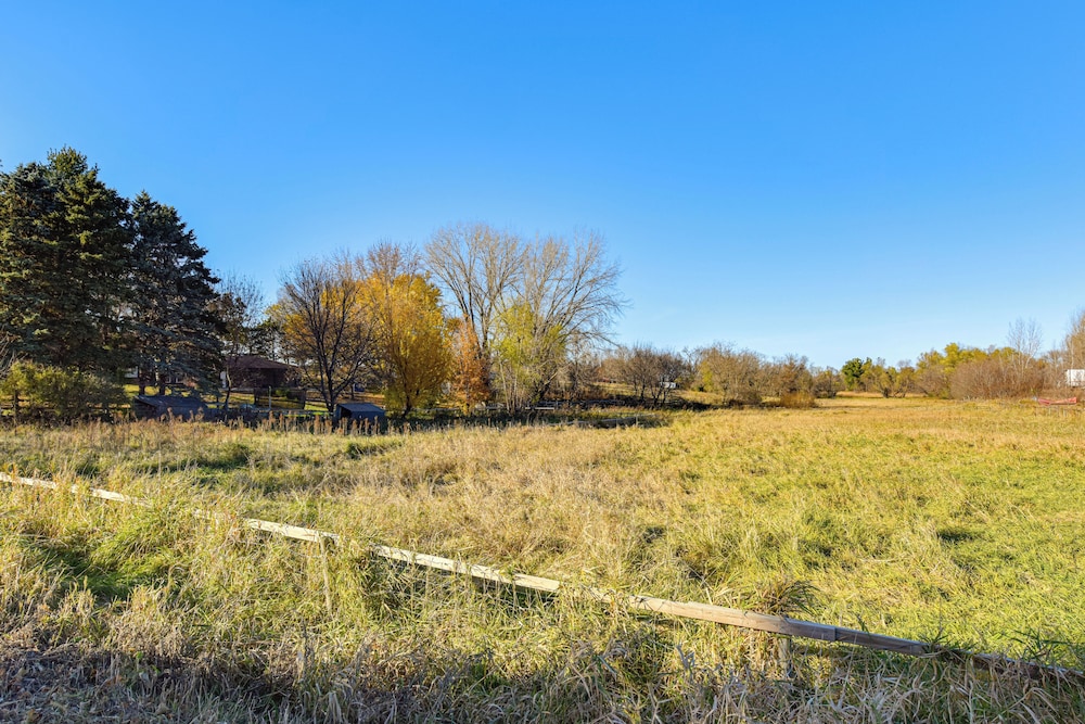 600-sq-ft Deck! Hutchinson Retreat on 5 Acres