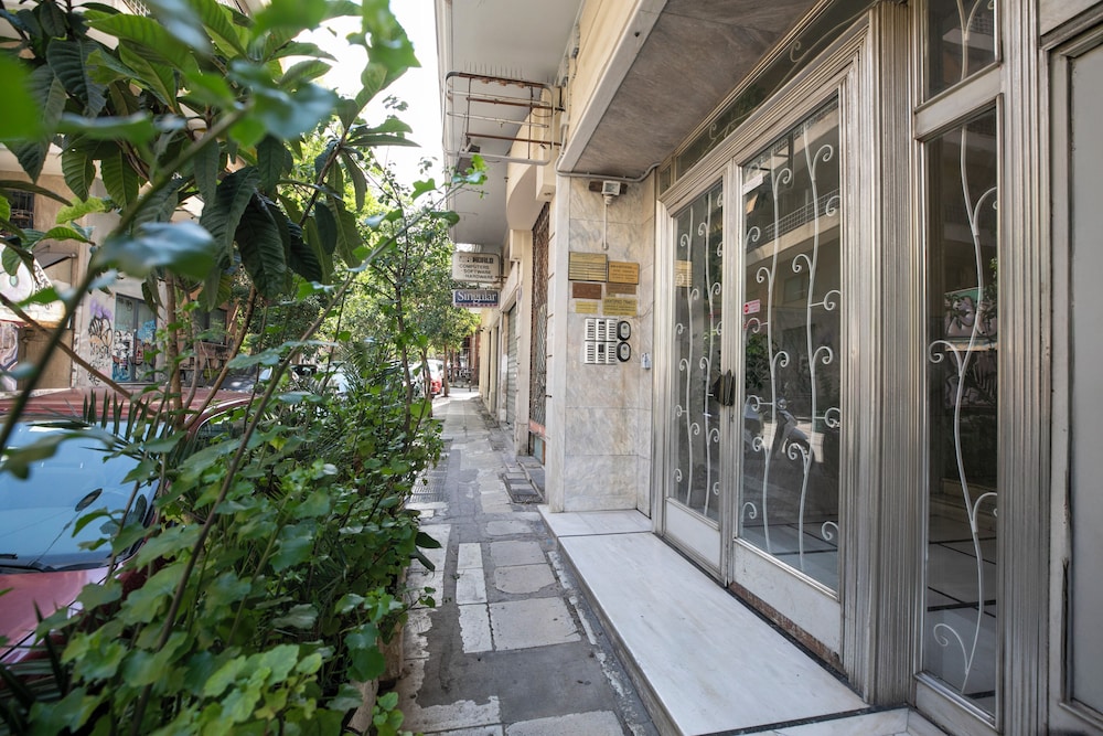 Attica - Captivating 2-Bedroom Apt & Balcony in Athens