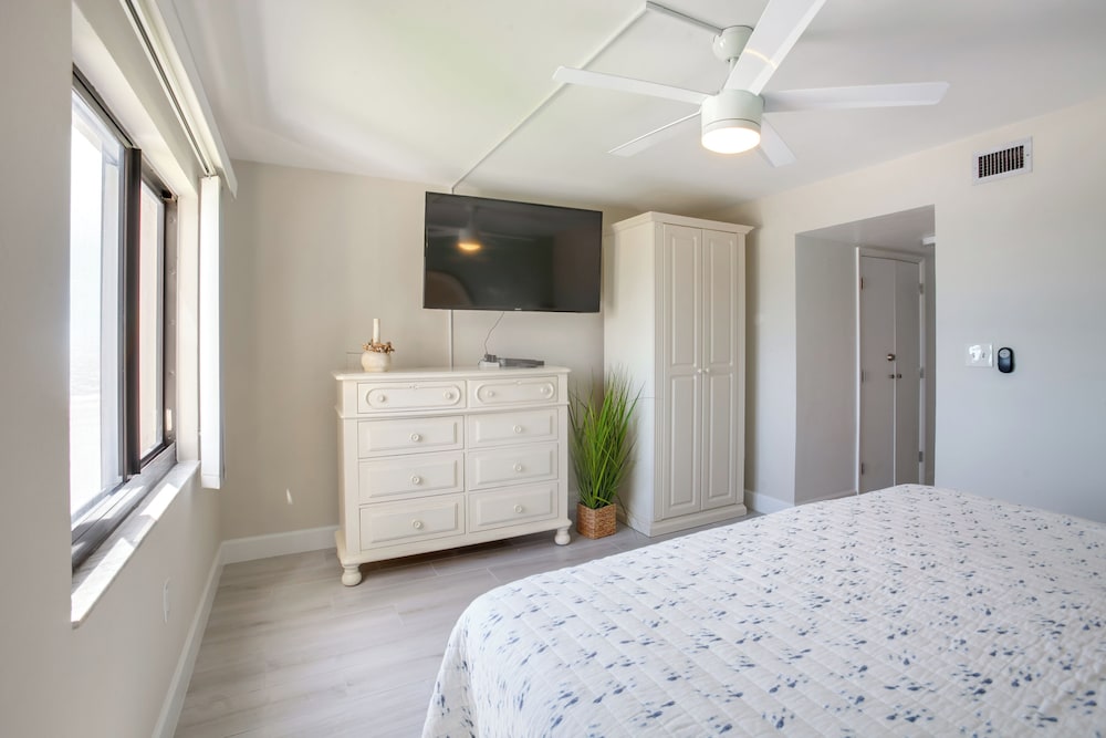 4 Mi to Lovers Key SP: Modern Condo w/ Ocean Views