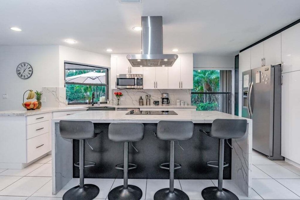 Fox Island Heated Spa- Downtown & Beach 4 Bedroom Home