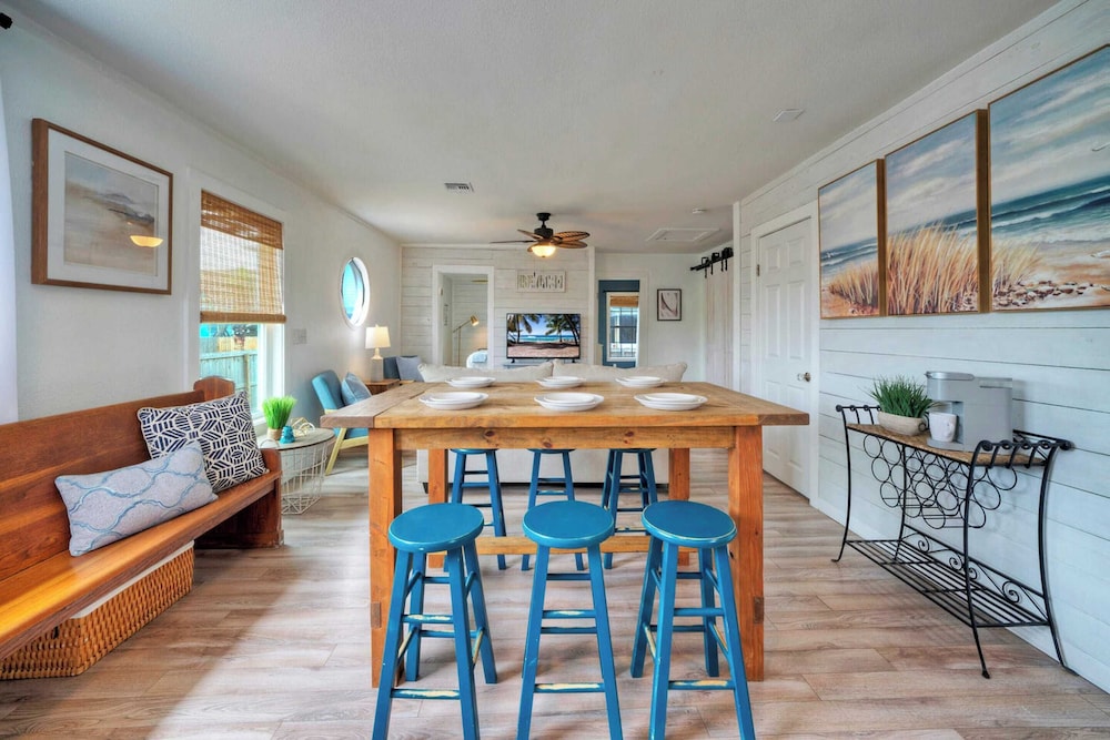Dual Port A Cottages 2 Complete Homes Walk to the Beach + Patio Fully-equipped Kitchens