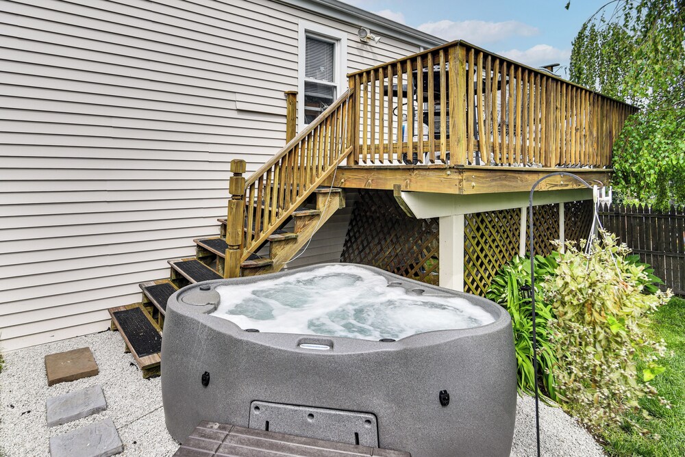 Beautiful Portsmouth Cottage By the Sea w/ Jacuzzi