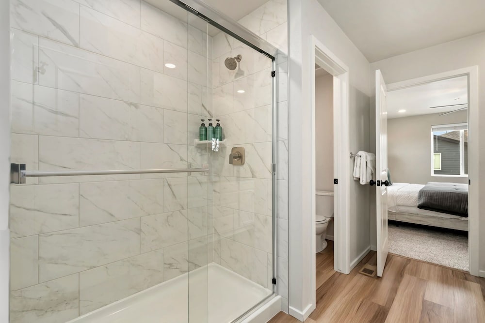 Mosaic Modern - Dog Friendly, Pool + King Suite