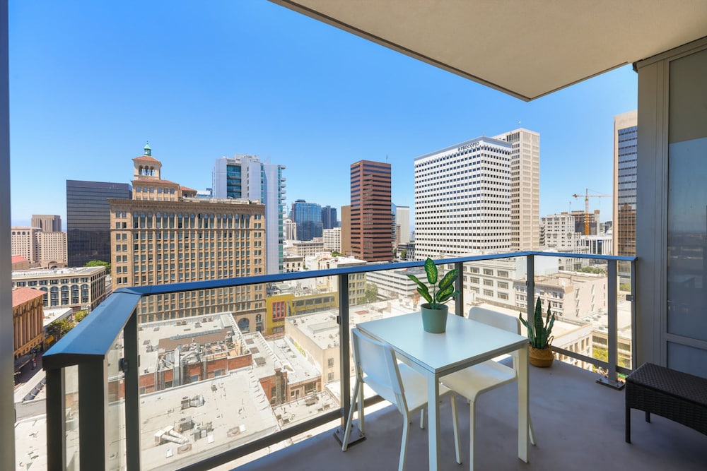 NEW Upscale Downtown San Diego Stay Queen Bed Pool Sauna