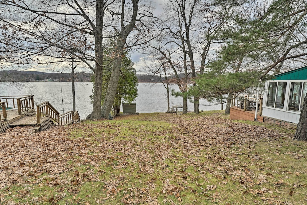 Fire Pit & Grill: Lakeview Mecosta Cottage!